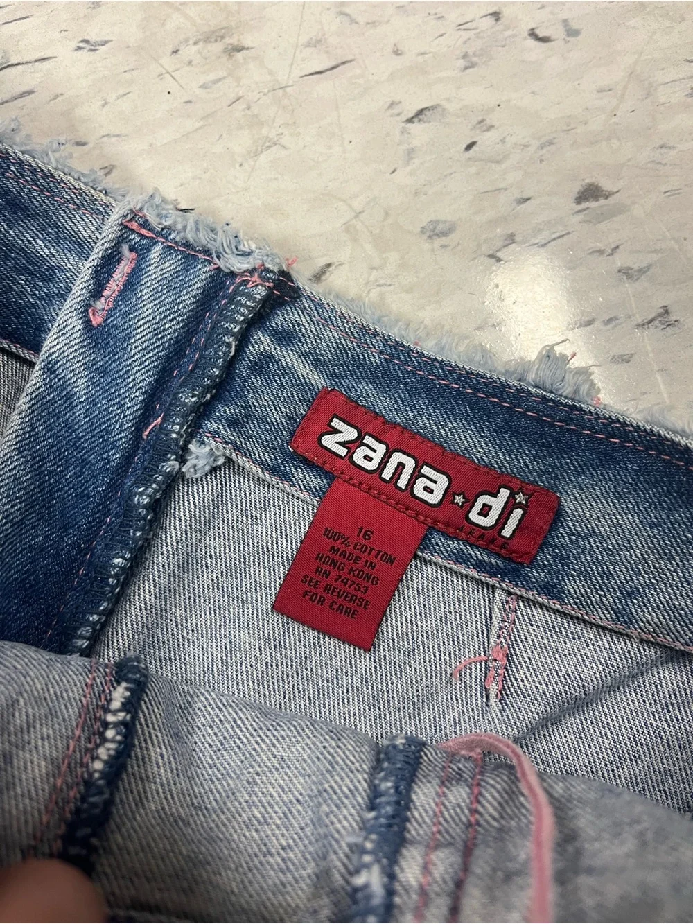 Zana Di details features frayed